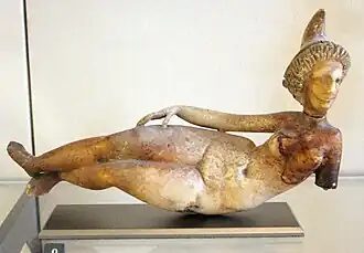 Statuette en albâtre d'une femme allongée (déesse ?). Babylone, Ier – IIe&nbsp;siècle. Musée du Louvre.