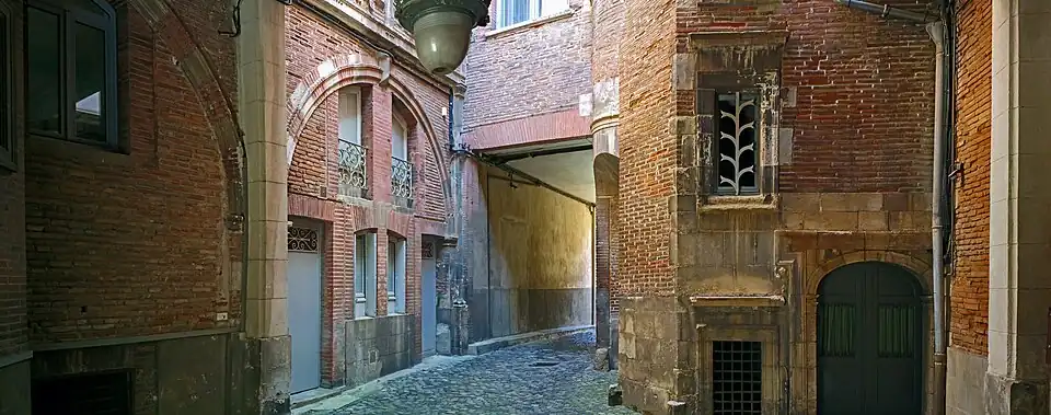 La première cour et le passage vers la deuxième cour.