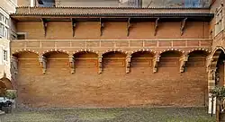 Assézat : coursière de la façade est.