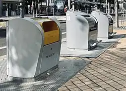 Émergence des 3 bacs de poubelle enterrés sur le cours de Québec à Ginko, Bordeaux