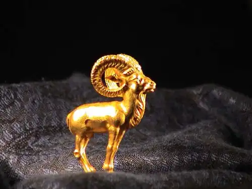 Mouflon en or, kourgane de Tillyan tepe, Ier&nbsp;siècle&nbsp;av. J.-C., 5,2&nbsp;×&nbsp;4&nbsp;cm, musée national d'Afghanistan.