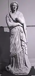 Statue honorifique d'une femme du IIe&nbsp;siècle&nbsp;av. J.-C., remployée pour une femme romaine nommée Baebia au siècle suivant. Magnésie du Méandre. Musée archéologique d'Istanbul.