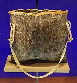Sac en peau de saumon des Bannocks ou des Shoshones.
