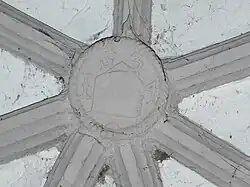 Sur la clé de voûte est inscrit la date de 1534.