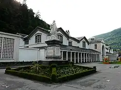 La statue devant les thermes