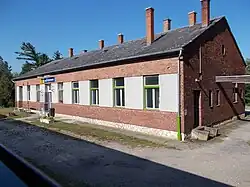 photo d'un bâtiment de type gare, à un seul étage et en partie en brique