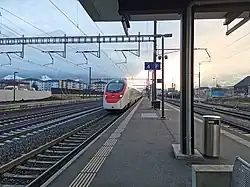 Un EC 250 « Giruno » assurant un service InterCity 2 s'apprête à marquer un arrêt sur la voie 4.