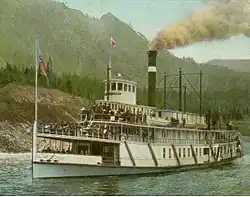Un bateau à vapeur naviguant sur le Columbia vers 1910