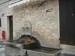 Fontaine-lavoir datée de 1885