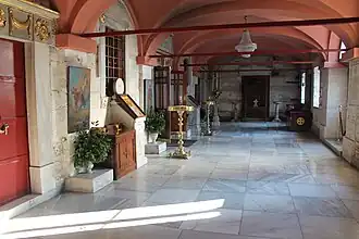 Narthex de l’église Sainte-Marie-de-la-Source.