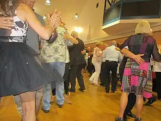 Un bal musette dans une guinguette intérieure (2017).