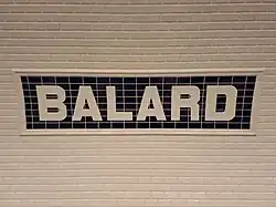 Faïence murale incorporant le nom de la station.