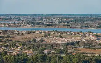 Trois communes en bordure de l'étang de Thau : Balaruc-les-Bains, Balaruc-le-Vieux et Bouzigues.
