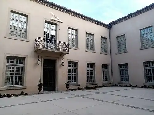 Petit balcon dans la cour intérieure de l'évêché.