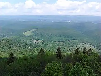Vue vers le sud depuis le sommet.