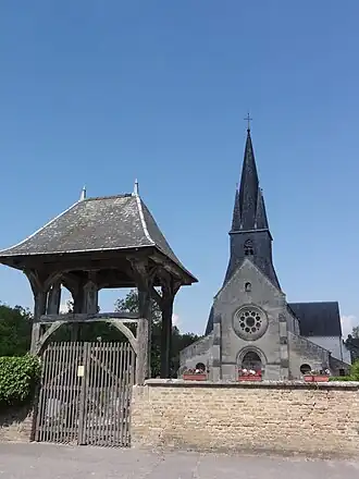 L'église et le portail du cimetière.