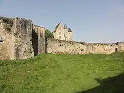 Le château avec les murs de l'enceinte et le fossé.