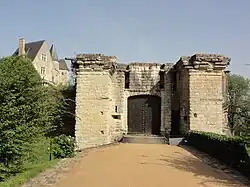 Le château avec la porte du pont-levis.