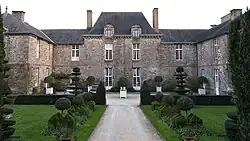 Le château de la Ballue : façade sud.