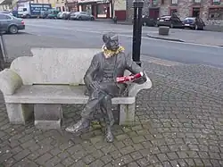 Statue en bronze de Percy French dans le square.