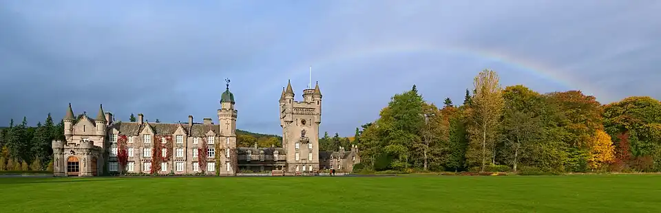 Un arc-en-ciel au dessus  de la façade principale du château de Balmoral.