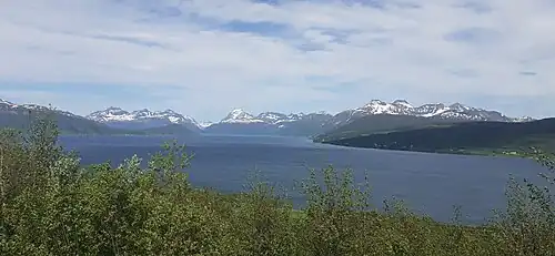 Vue du Balsfjorden depuis la E6 entre Markenes et Nordkjosbotn.
