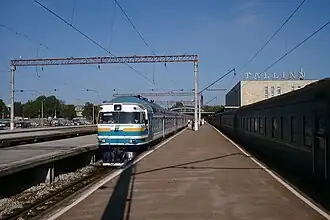 Train Edelaraudtee dans la gare de la Baltique (1999).