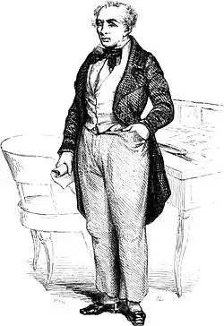 Un homme debout légèrement tourné avec un parchemin dans la main droite