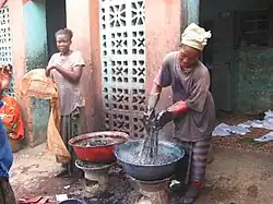 Femmes teignant le tissu bezin, Bamako. Les femmes, bien qu'elles effectuent souvent des travaux agricoles et élèvent des enfants, constituent 15 % de la main-d'œuvre rémunérée au Mali.