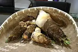 Panier de pousses de bambou entières.