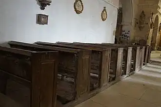 Les bancs de l'église.