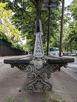 Banc Davioud, avenue Henri-Martin.