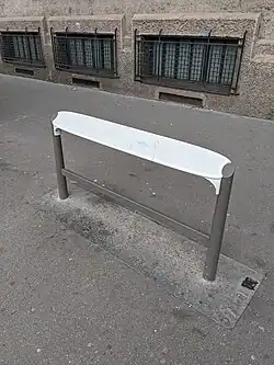Appui ischiatique de la même gamme[réf.&nbsp;souhaitée], sur la rue des Pyrénées, en juillet 2021.