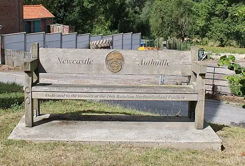 Banc hommage aux soldats britanniques qui ont combattu à Authuille en juillet 1916.