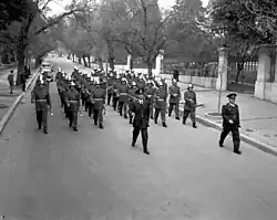 Marche de la police de la ville dans la rue Hérode Attikou au centre d'Athènes (début des années 1950).