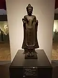 Bouddha debout de style Dvaravati (Buri Ram),e, VIIIe – IXe&nbsp;siècle.