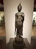 Bouddha marchant de style Sukhothaï vu de face (Sukhothai), XIVe – XVe&nbsp;siècle