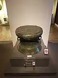 Tambour préhistorique Mahorathuek (มโหระทึก) (Uttaradit), bronze, vieux de 2&nbsp;400 à 2&nbsp;700&nbsp;ans.