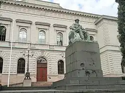 La banque de Finlande et au fond la cathédrale luthérienne d'Helsinki.