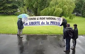 Photo d'une banderole déployée devant le tribunal pendant le procès