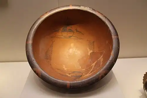 Bassin de type pen. Terre cuite chamois peinte à l’engobe sombre: visages ou masques et poissons, H.16,4&nbsp;cm; D. 39,5&nbsp;cm. Culture de Banpo, Site de Banpo, Shaanxi, v. 4500. Musée du Shaanxi. Xi'an