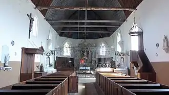 Bans clos, nef et grille.