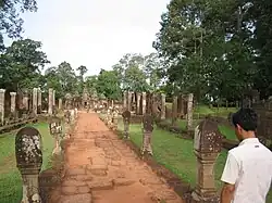 Allée centrale. Gopura de la 3e enceinte.