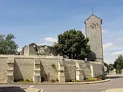 Le clocher de la nouvelle église et les ruines de l'ancienne.