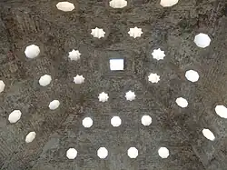 Le plafond voûté de la salle chaude et ses lucarnes