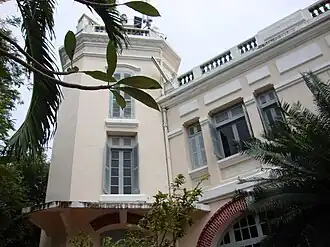 Vue extérieure d'une villa aux murs blancs.