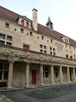 Façade rénovée de la cour intérieure.