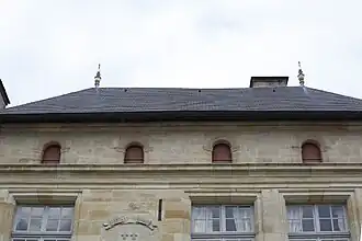 Fenêtres cintrées.