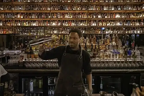 Intérieur du restaurant pendant la nuit