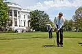 Barack Obama et Joe Biden jouant au golf en avril 2009.